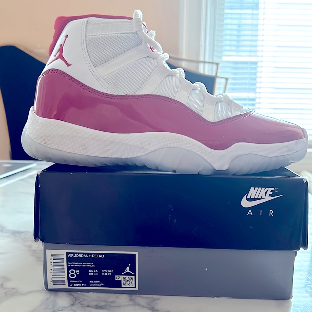 Jordan 11 like new with a scratch on the right foot